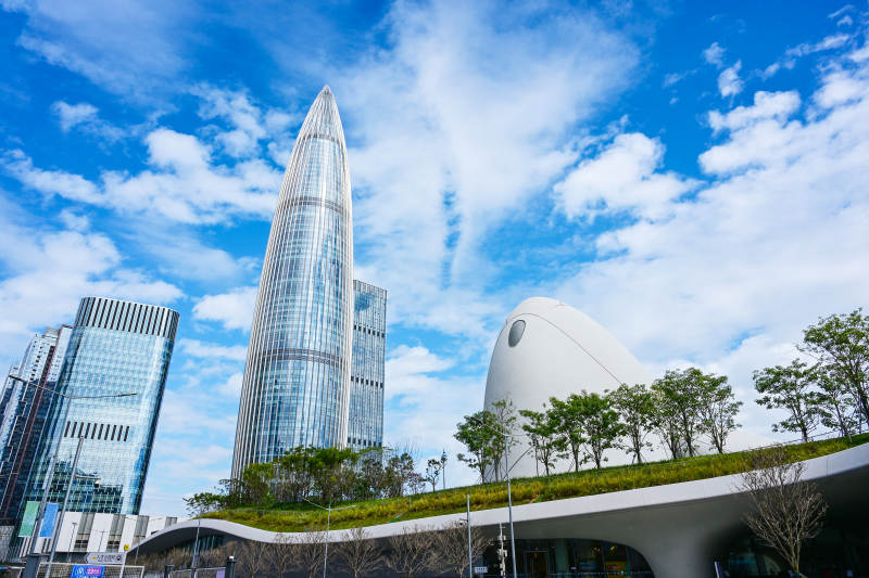 深圳文化广场城市地标建筑仰拍视角美景图片