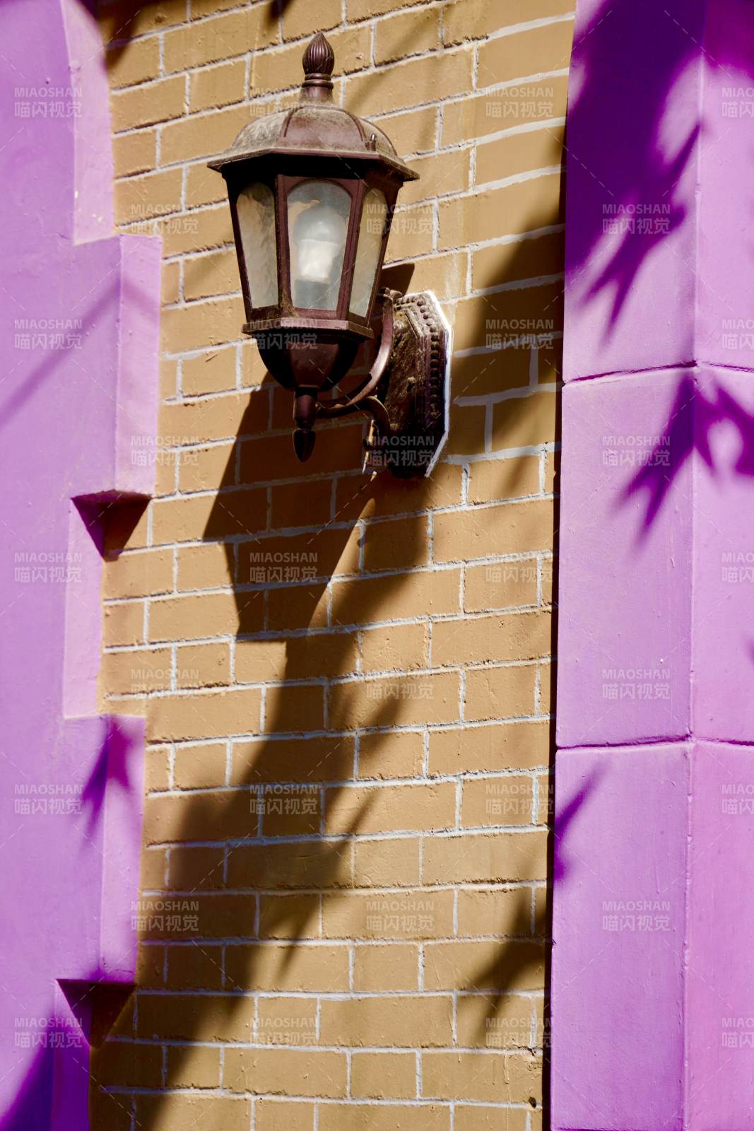 紫墙砖壁灯影（梅拉尼亚小镇）图片