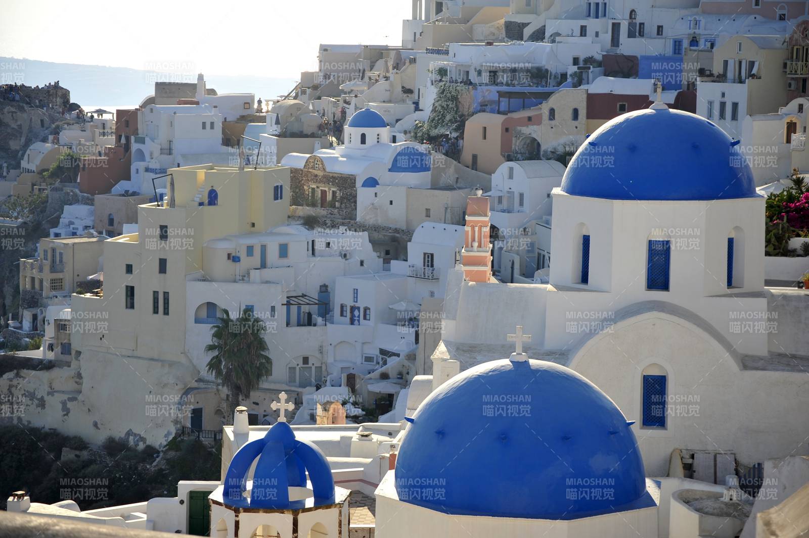圣托里尼蓝顶白屋的小镇图片