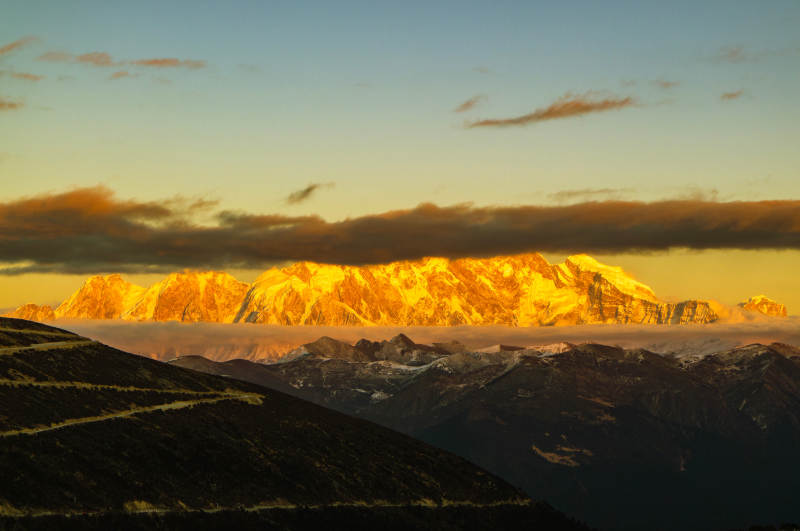 雪山日出壮丽景色图片