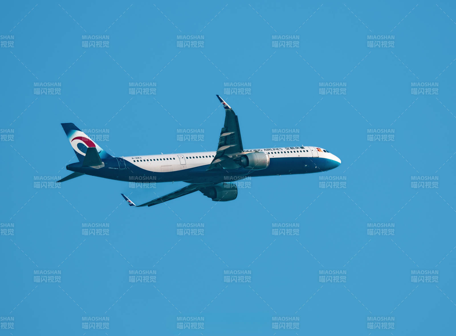 飞机翱翔蓝天图片