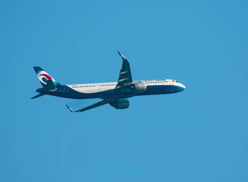 飞机翱翔蓝天图片