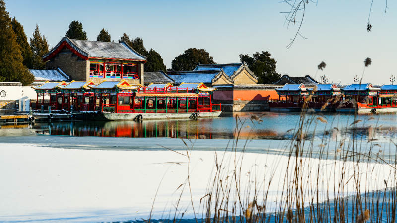 颐和园湖畔古建筑群图片