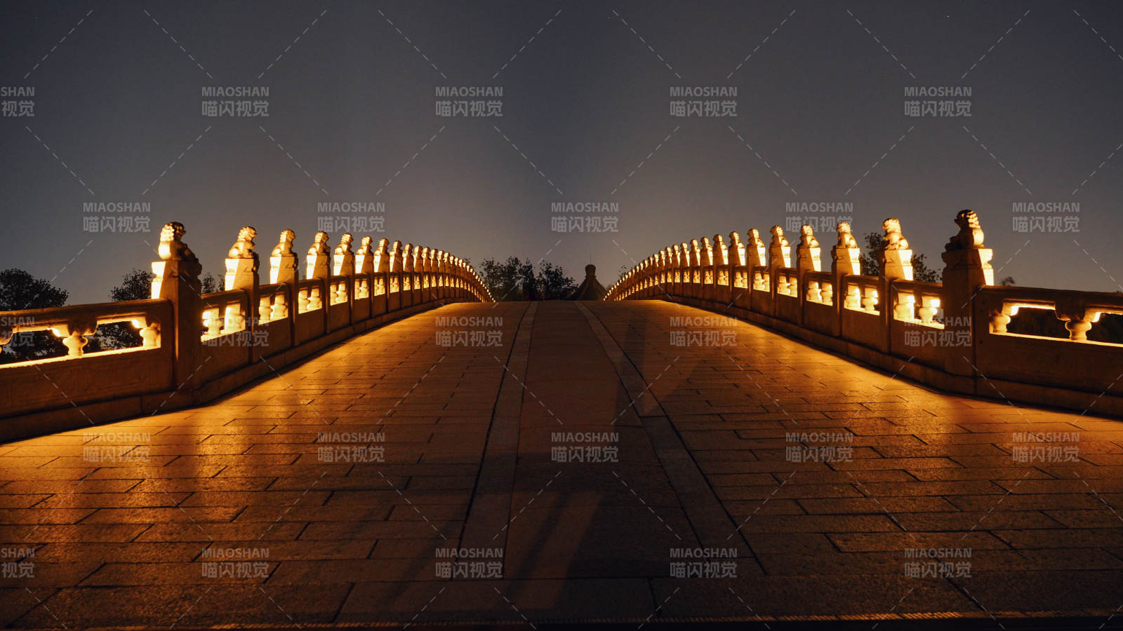 颐和园十七孔桥灯火映长廊图片