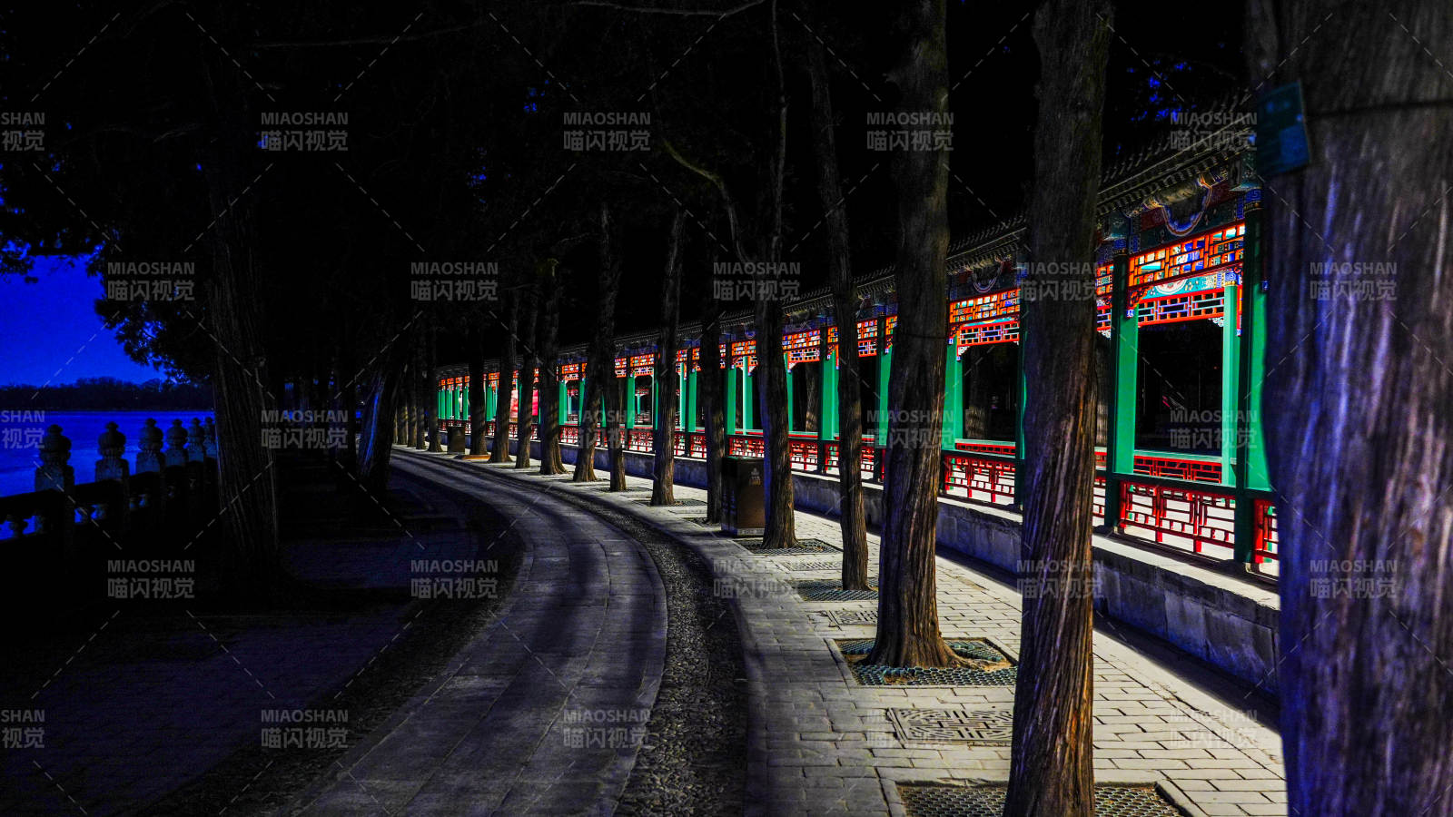 颐和园夜色中的长廊图片