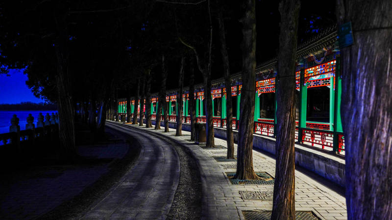 颐和园夜色中的长廊图片