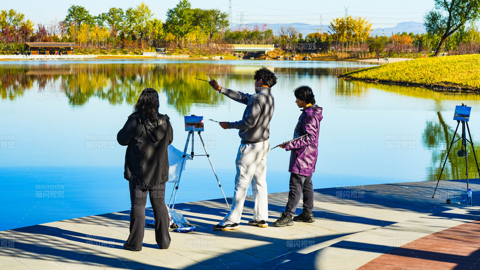 玉河湿地公园湖畔摄影三人行图片