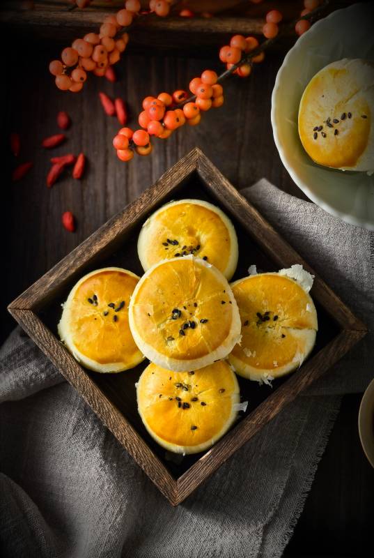 木盒里面的蛋黄酥图片