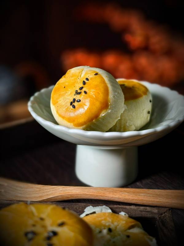 盘子里的蛋黄酥图片