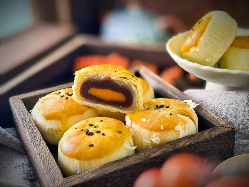 蛋黄酥切面特写图片