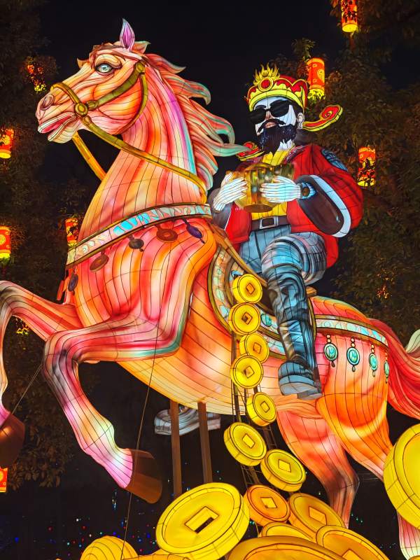 彩灯骑马财神爷图片