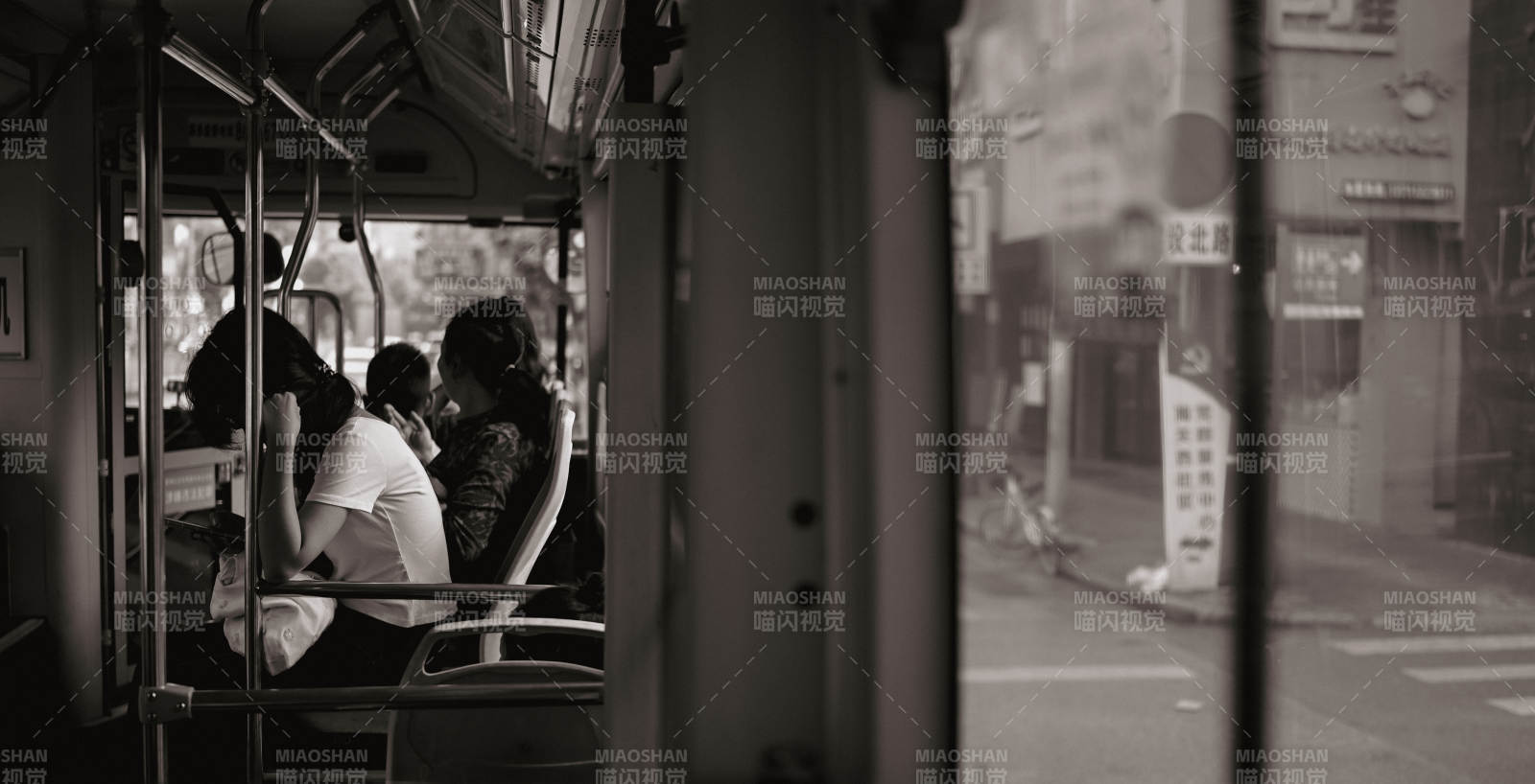 车厢内的静谧时光图片