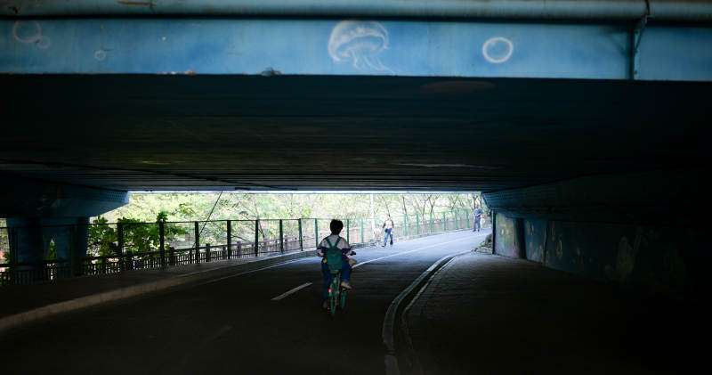隧道骑行光影图片