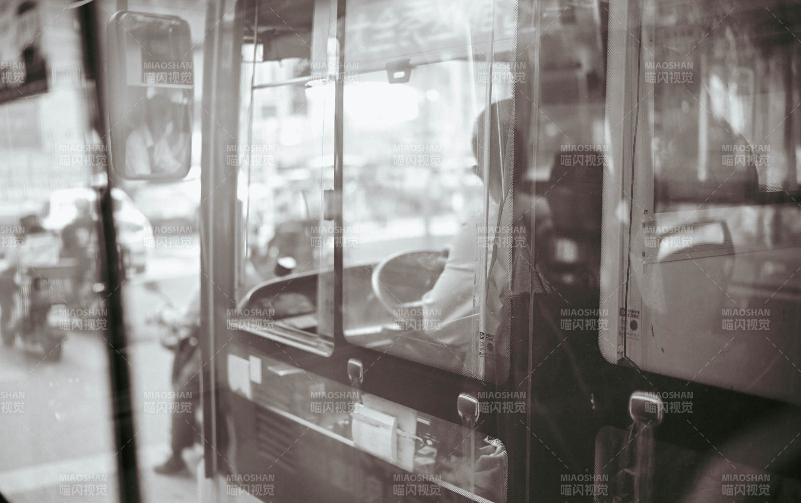 公交司机专注驾驶图片