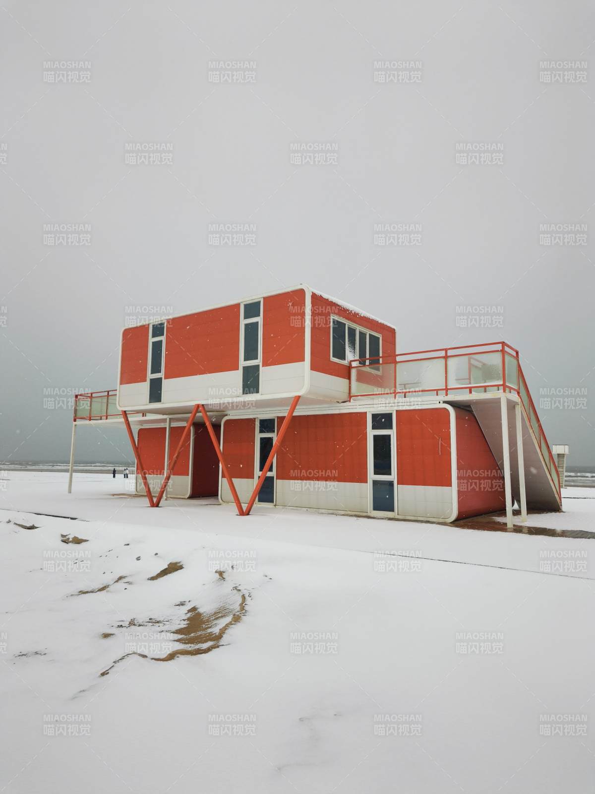 烟台金沙滩雪中的红色建筑图片