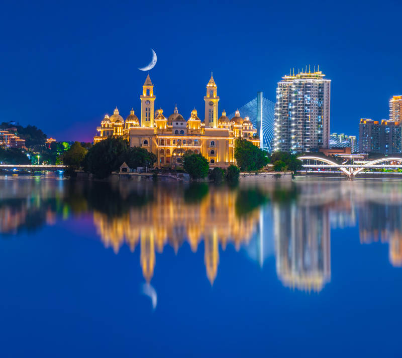 夜色中的福州城市倒影图片