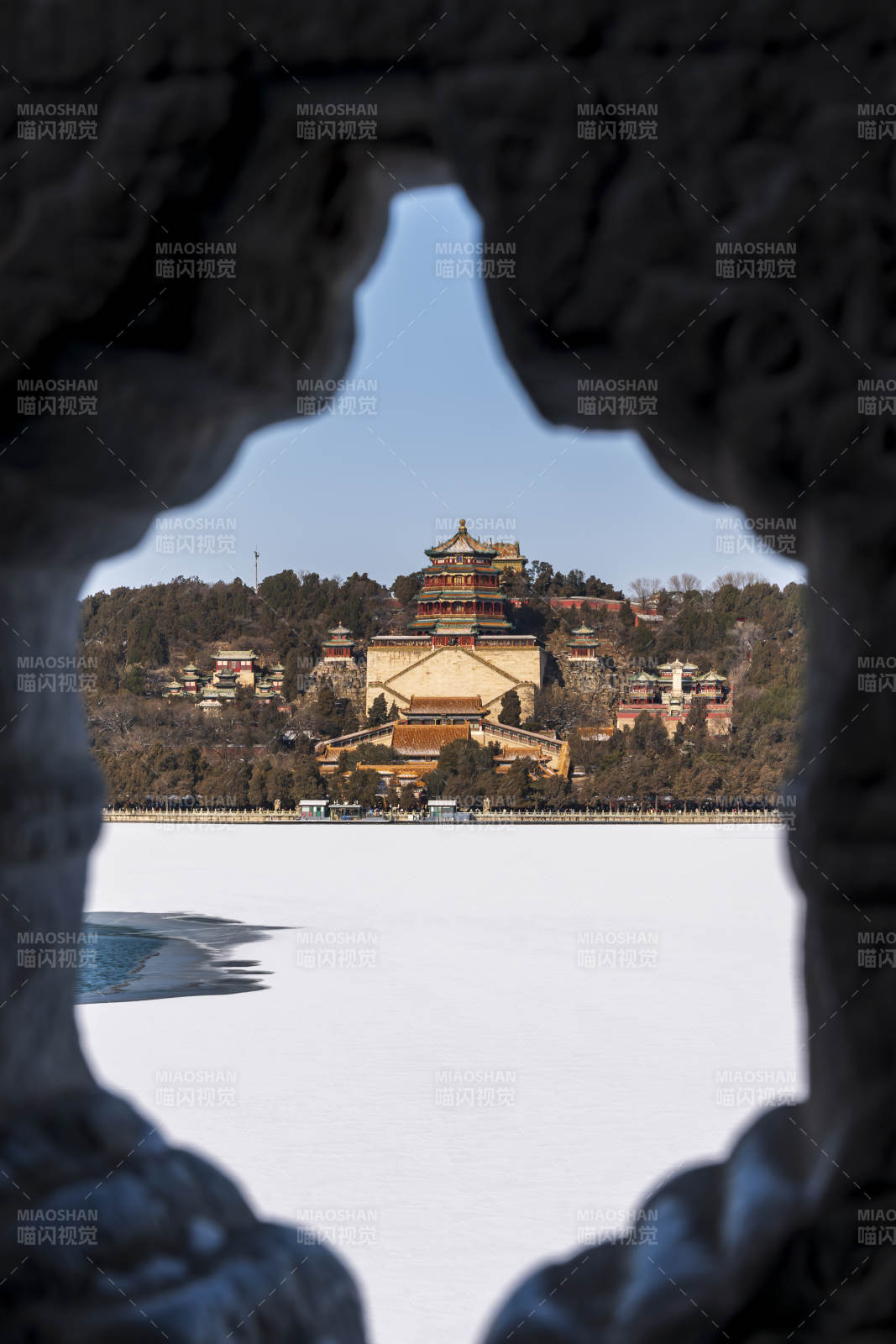 昆明湖畔颐和园佛香阁古建筑远景图片