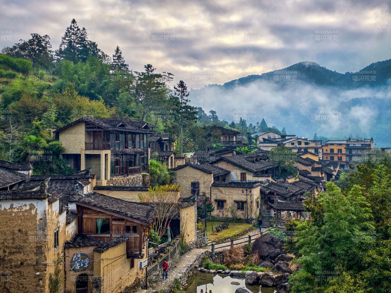 云雾缭绕古村落（宁德龙潭古镇）图片