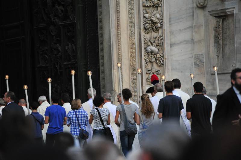 米兰大教堂烛光中的教堂仪式图片