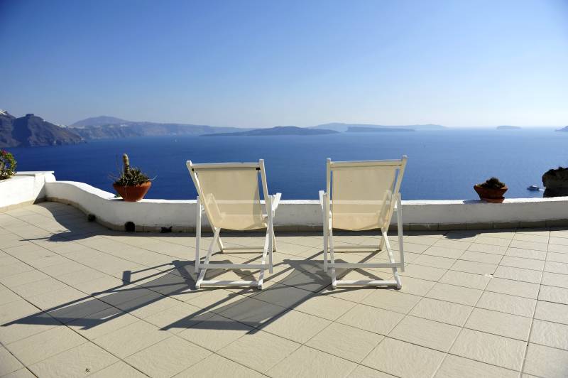 海边露台休闲椅图片