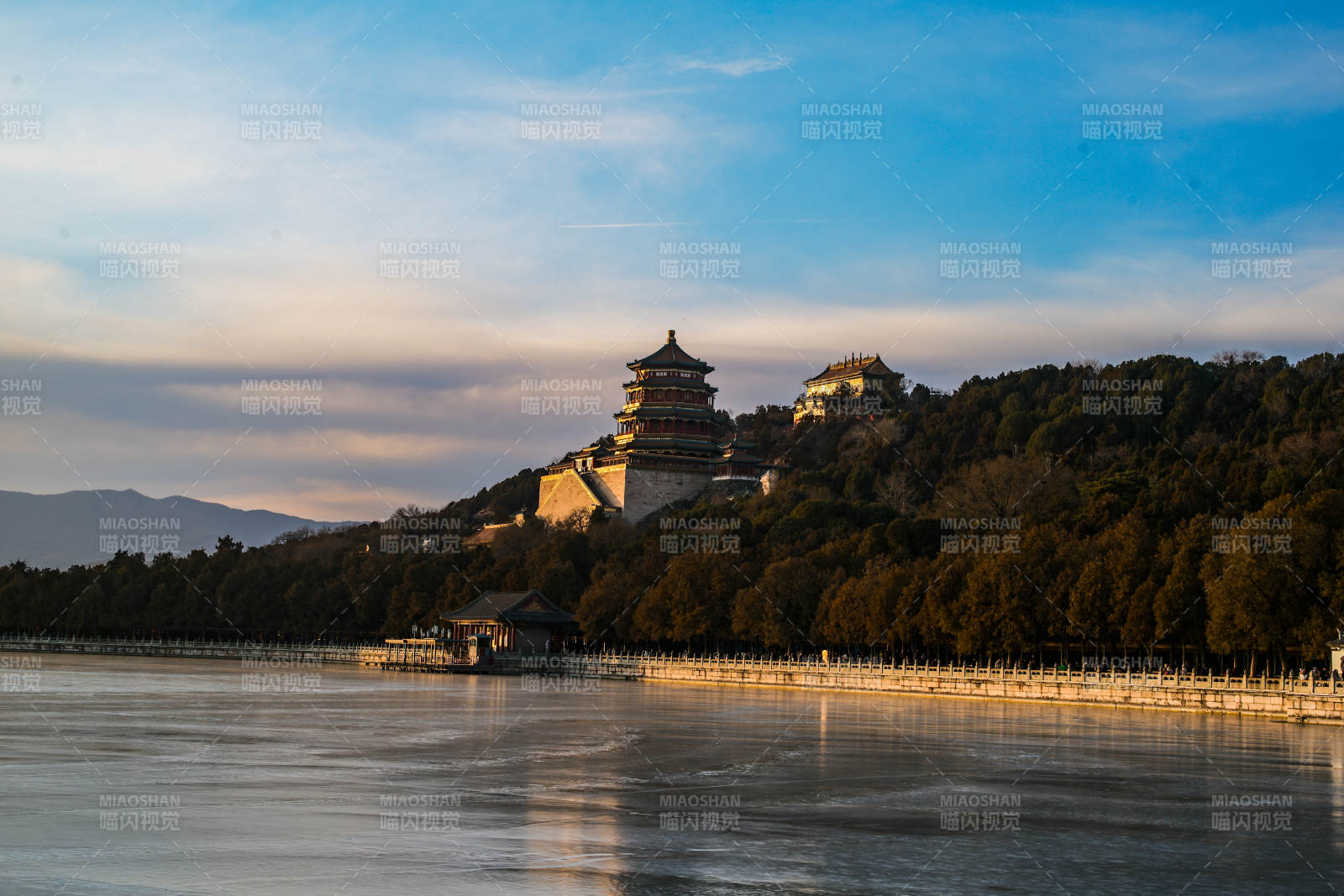 颐和园佛香阁湖畔古塔映晚霞图片