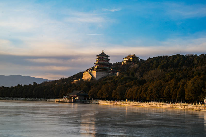 颐和园佛香阁湖畔古塔映晚霞图片