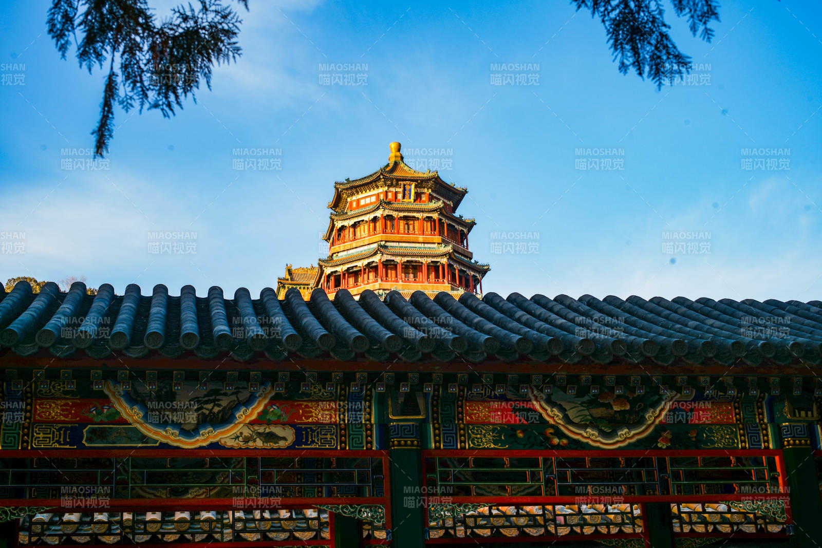颐和园佛香阁古塔映蓝天图片