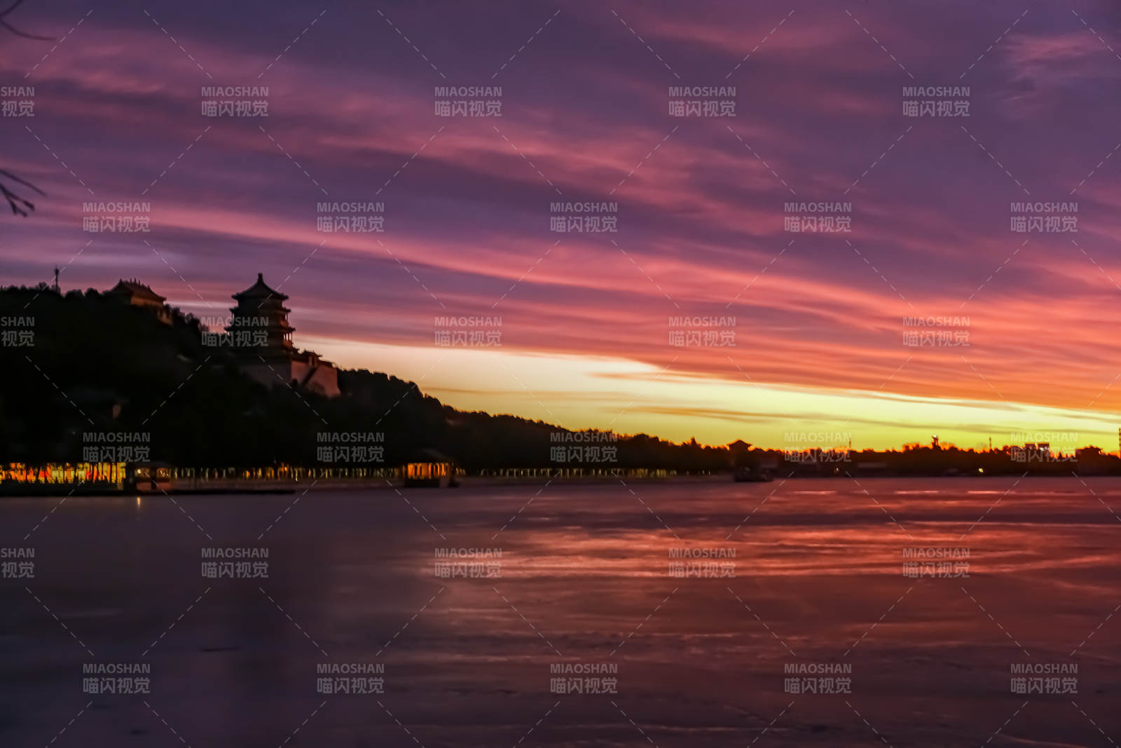 颐和园佛香阁暮色湖畔塔影图片