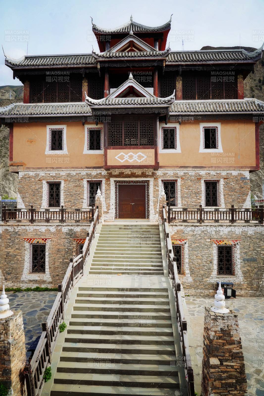 小金县古建筑前的石阶图片