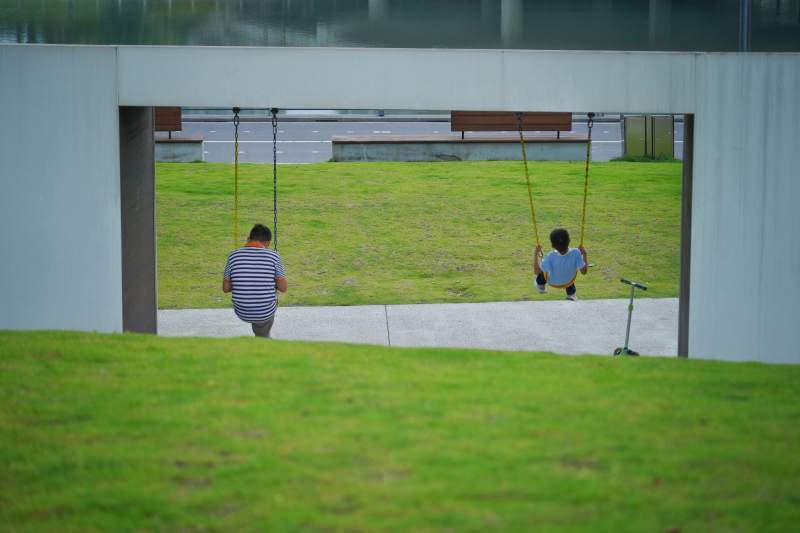 交子公园秋千上的背影图片