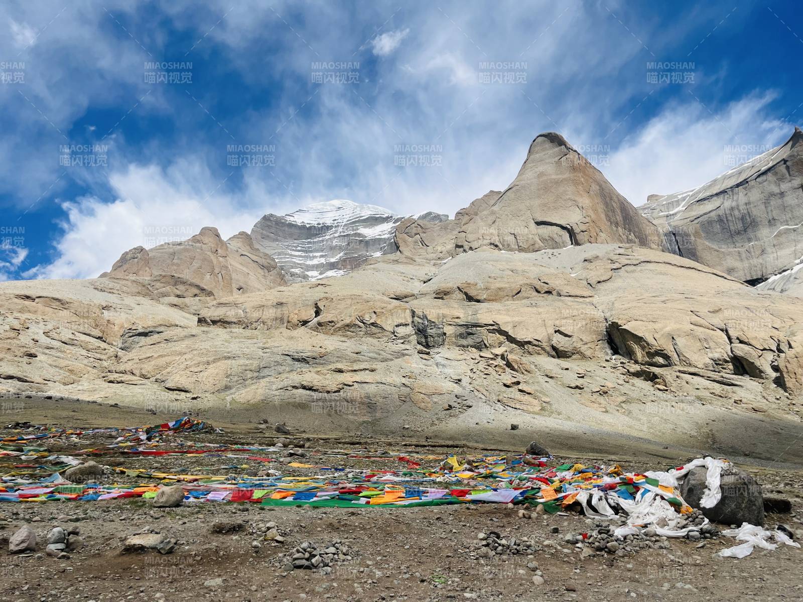 西藏阿里雪山下的经幡飘扬图片