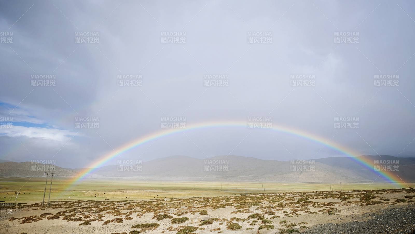 西藏阿里上的彩虹图片