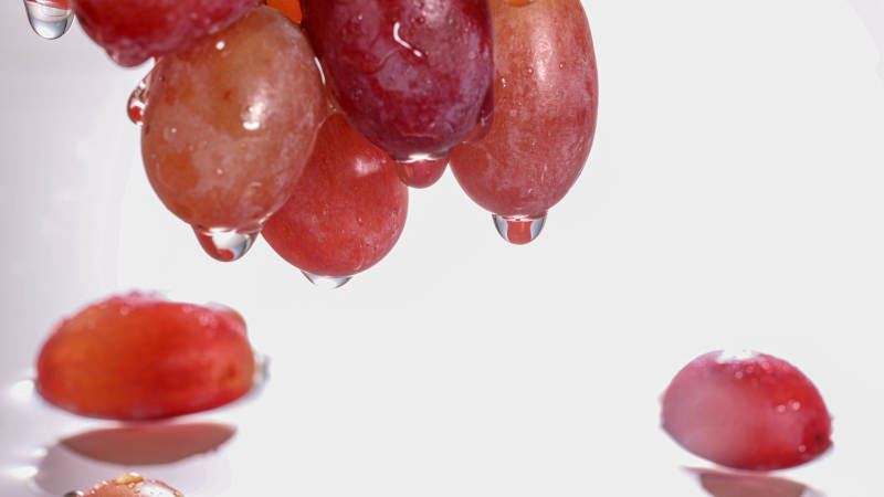 带水珠的新鲜红提特写图片