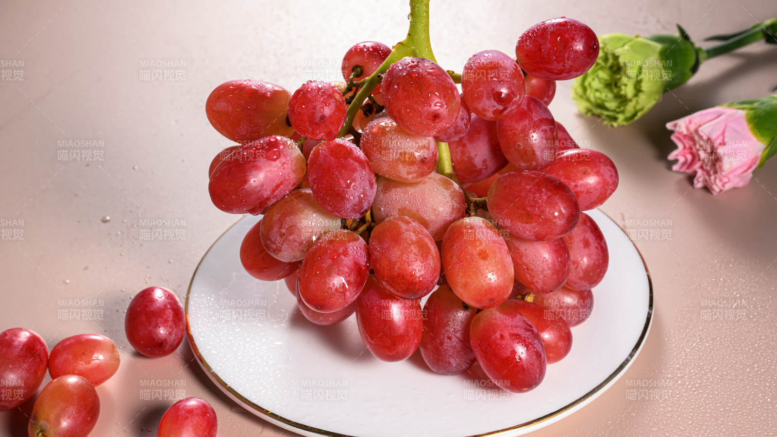 盘中新鲜红提特写图片