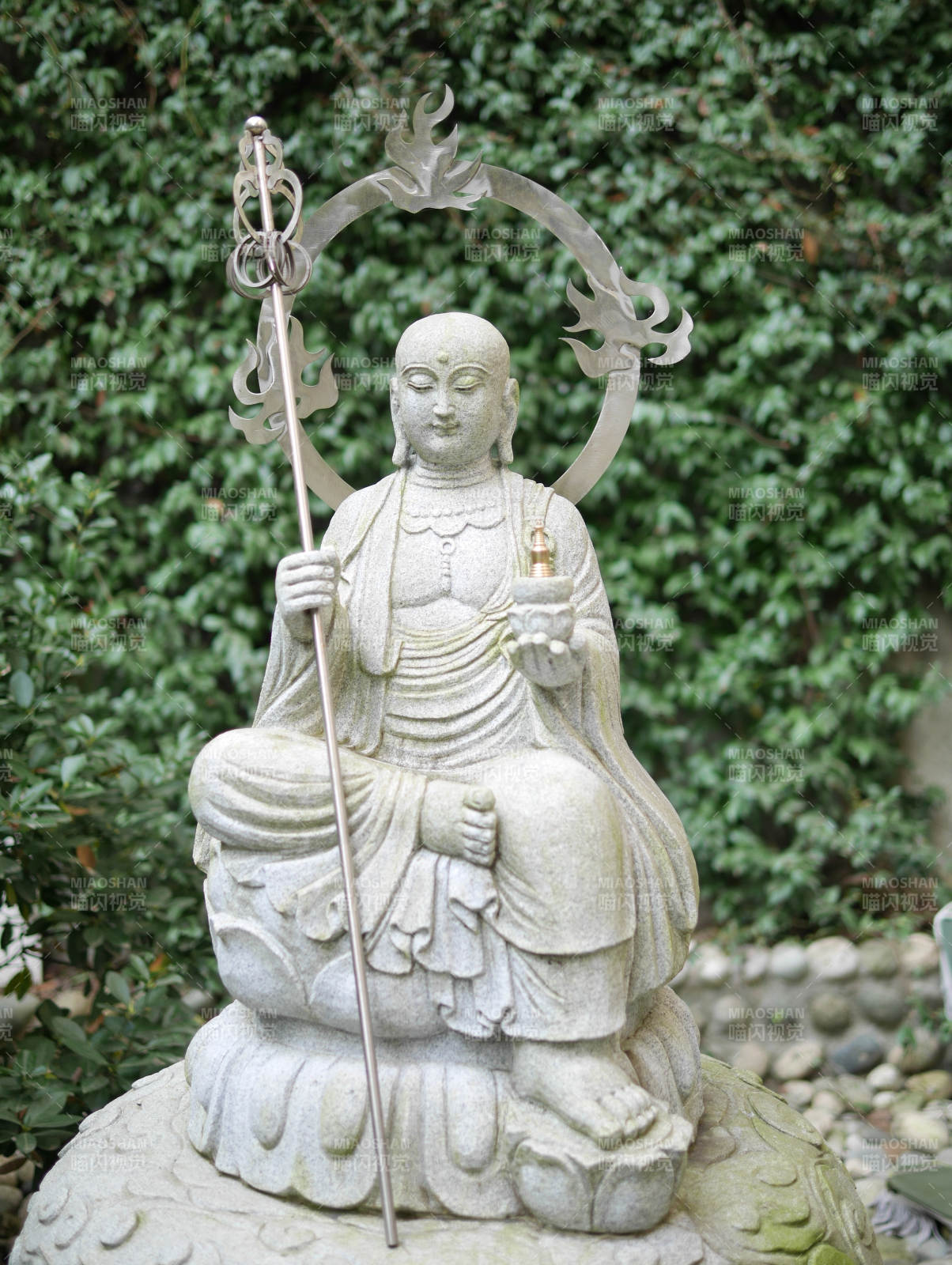 石雕佛像静坐园中图片