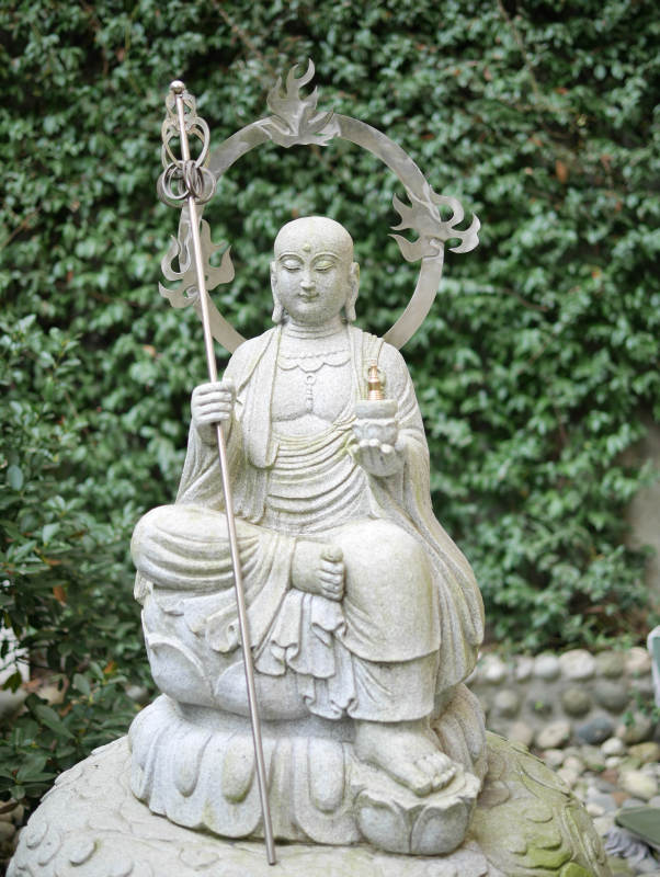 石雕佛像静坐园中图片