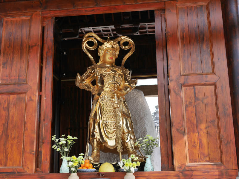 金佛像窗前静立图片