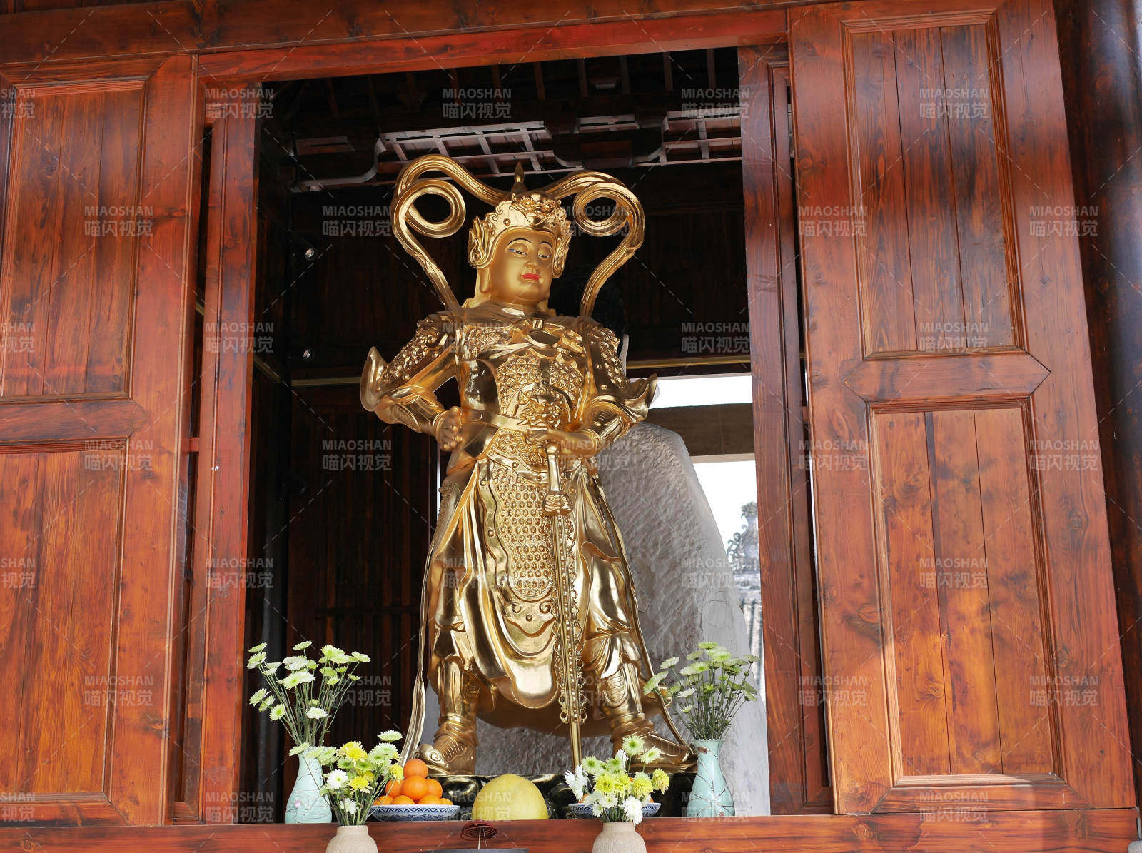 金佛像窗前静立图片