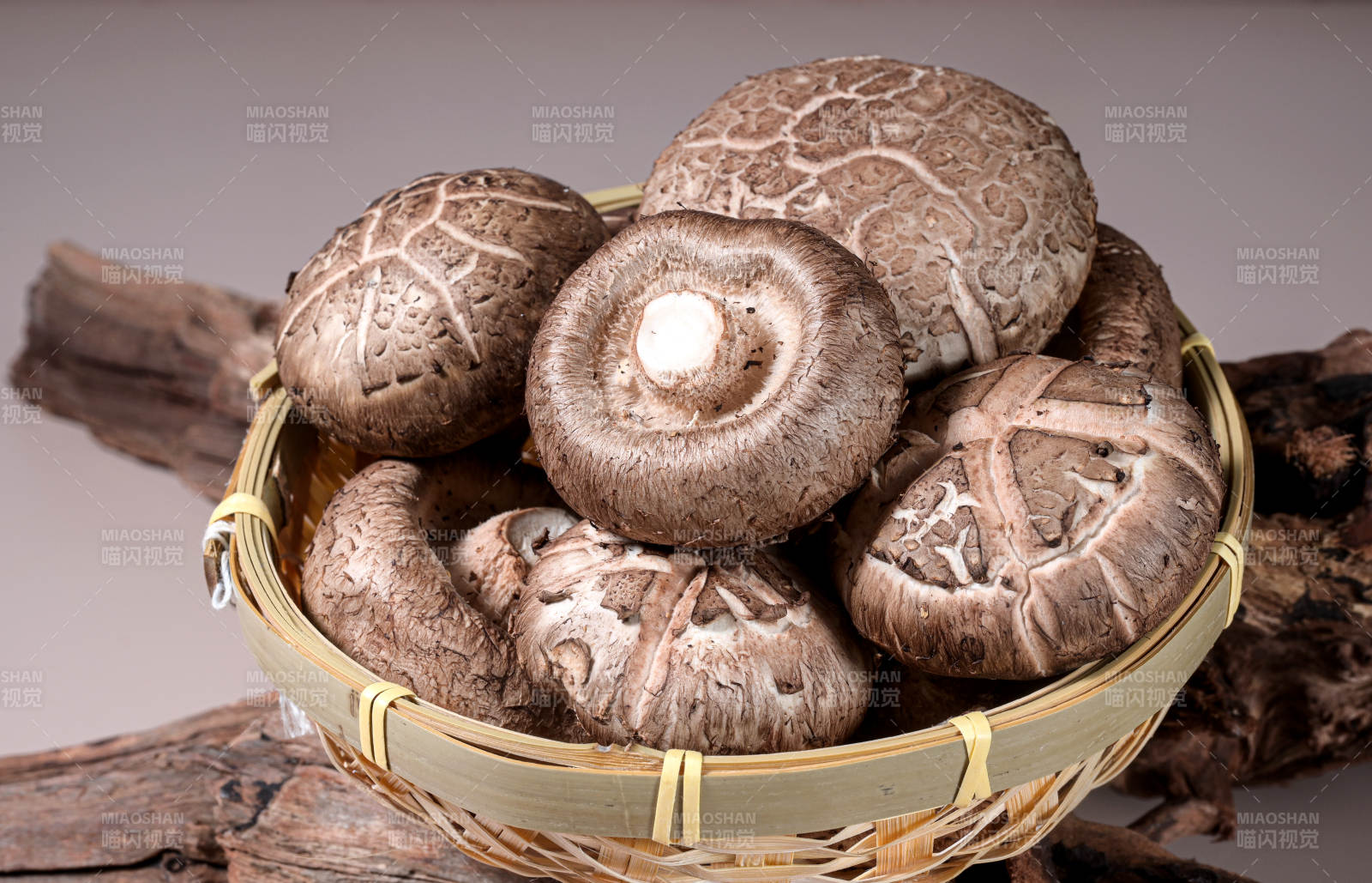 竹篮内摆放的新鲜香菇图片