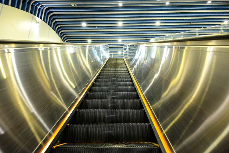 深圳现代感十足的自动扶梯场景图片