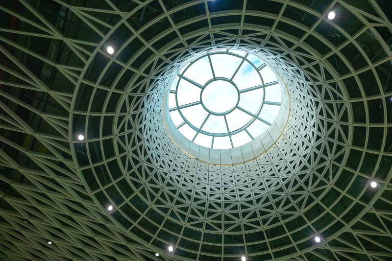 深圳现代建筑独特几何结构的穹顶天窗特写图片