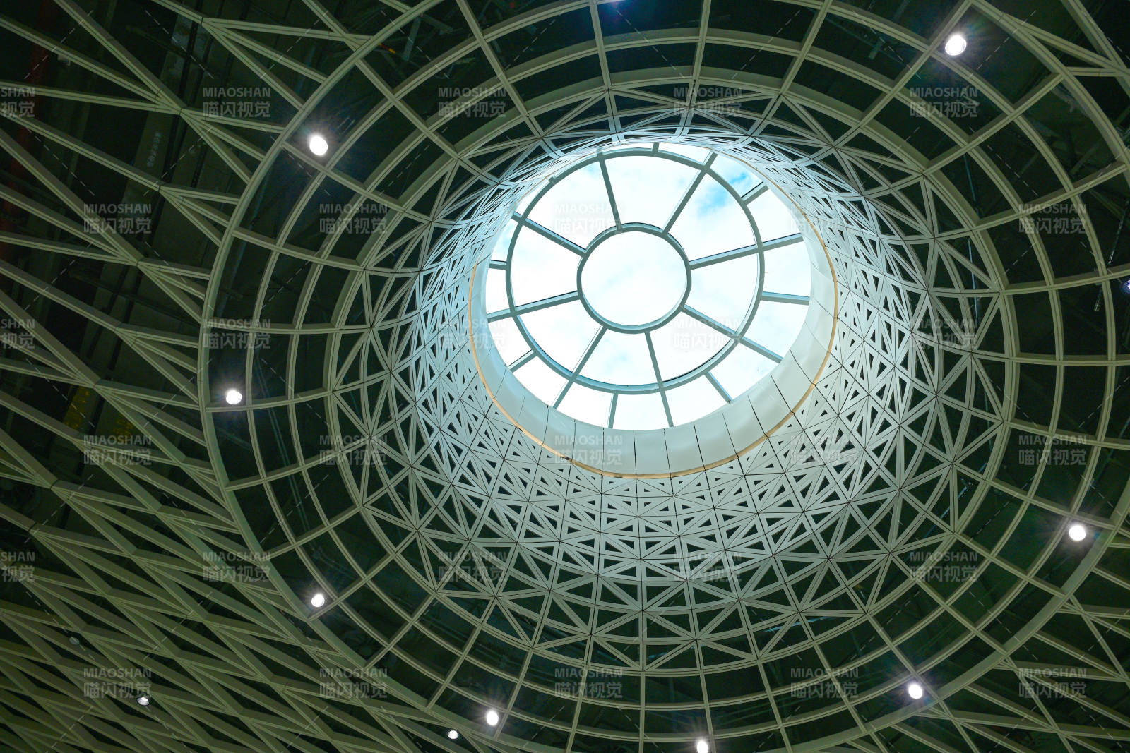 深圳现代建筑独特几何结构的穹顶天窗特写图片