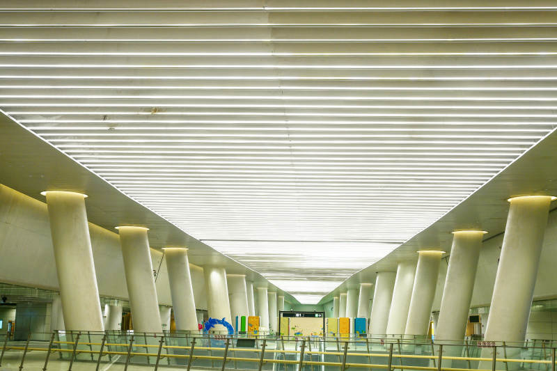 深圳地铁站现代建筑室内的立柱与吊顶图片