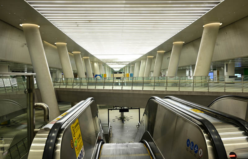 深圳地铁站现代建筑内的灯光效果与自动扶梯图片