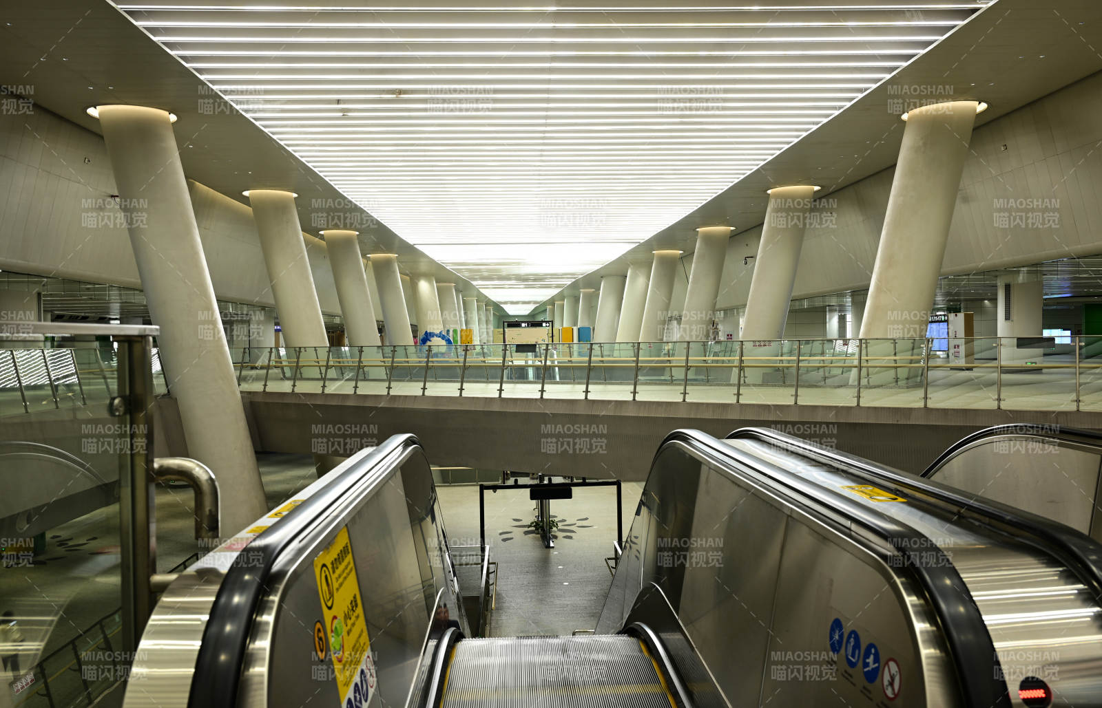 深圳地铁站现代建筑内的灯光效果与自动扶梯图片