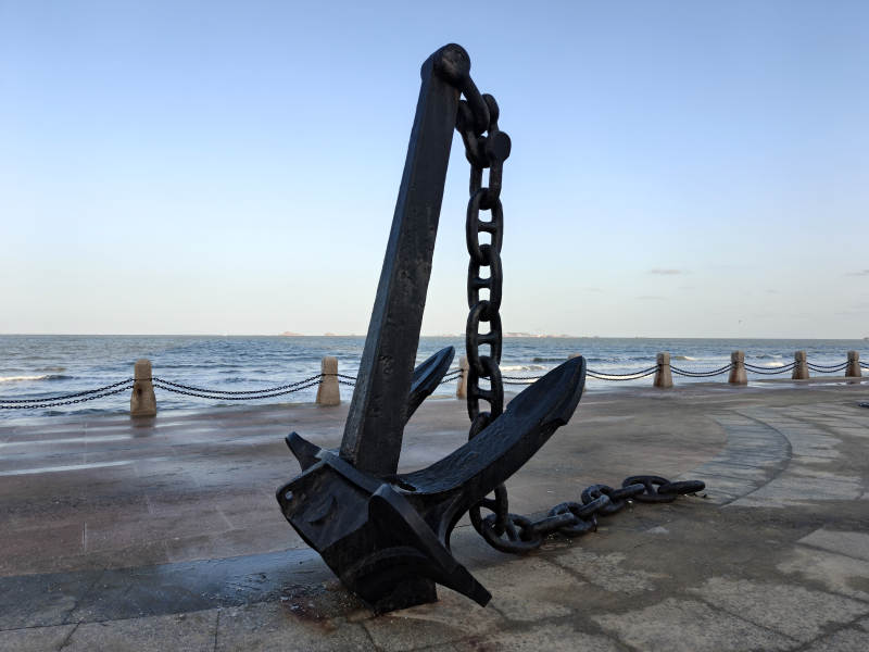 烟台滨海广场船锚雕塑图片