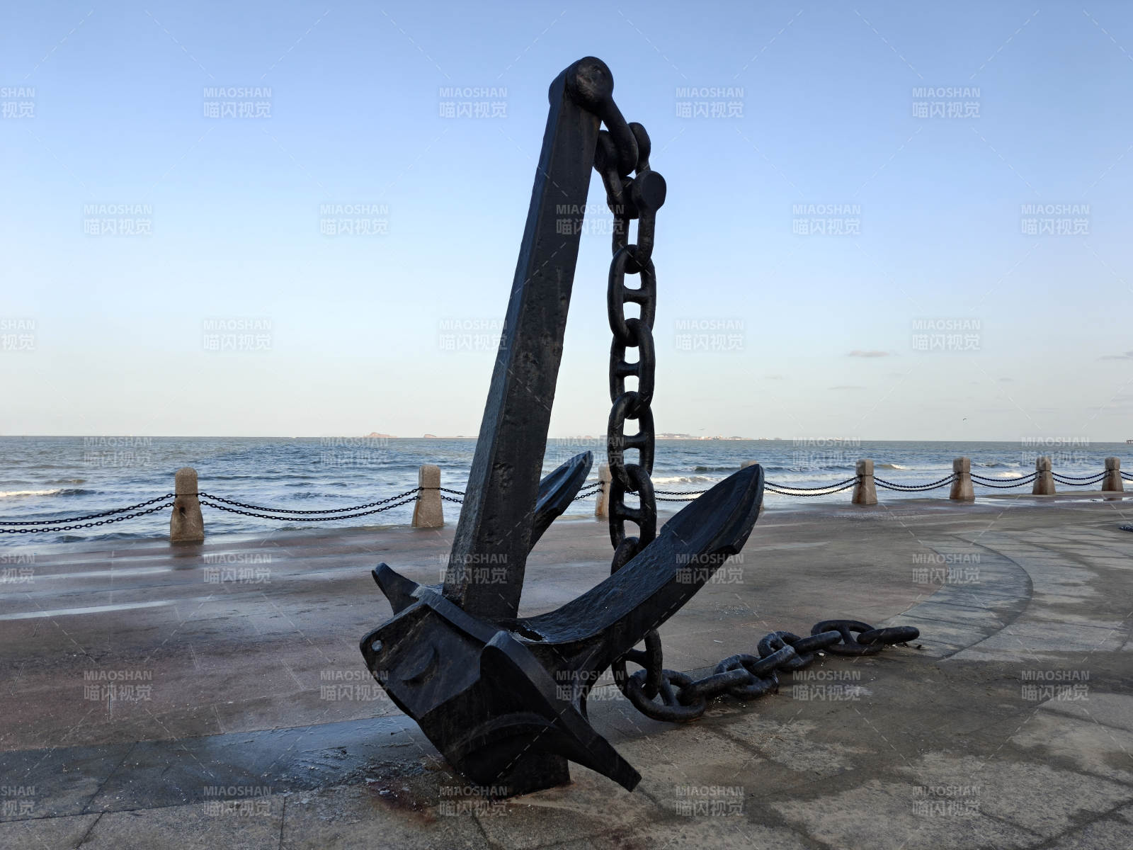 烟台滨海广场船锚雕塑图片