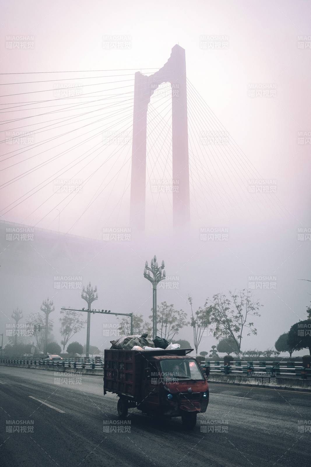 重庆红岩村大桥图片