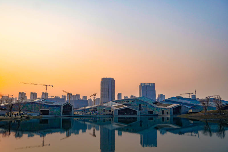 西安丨湖畔城市晨曦图片