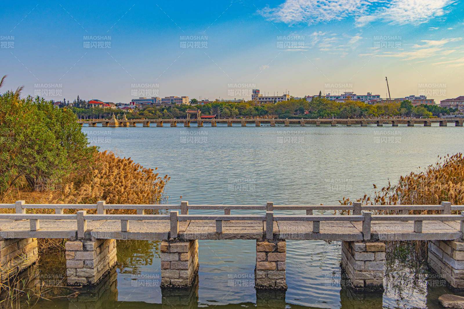 泉州湖畔木桥秋景图片